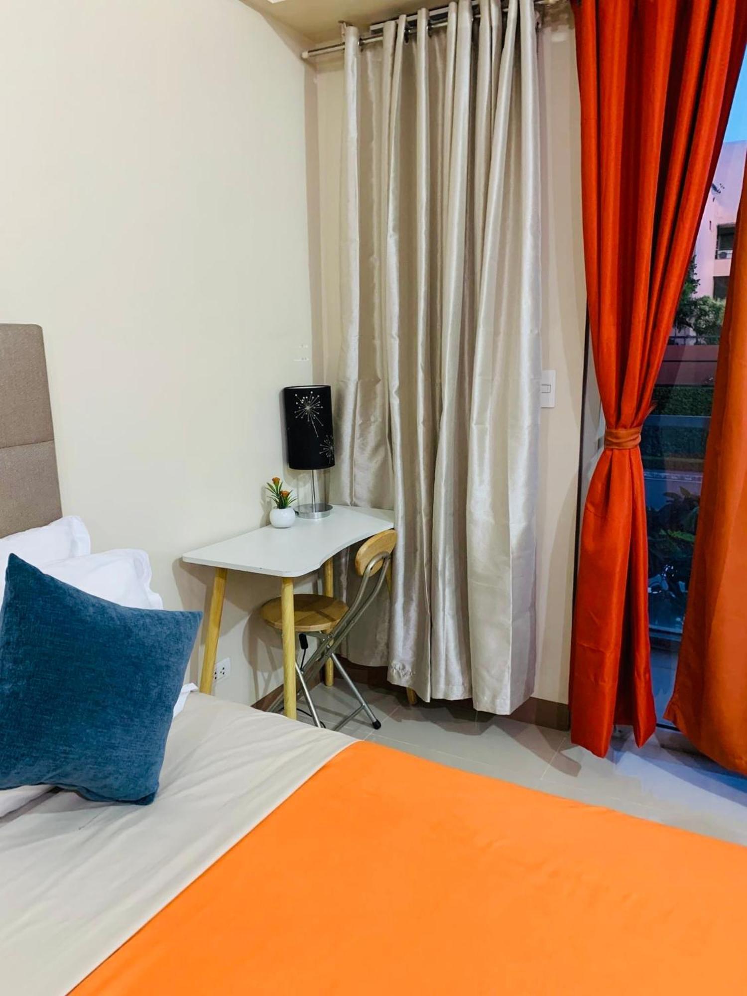 One Palm Tree Villas Condominium - Studio 2Nd Fl With Balcony - Across Terminal 3 Airport Pasay Exterior photo