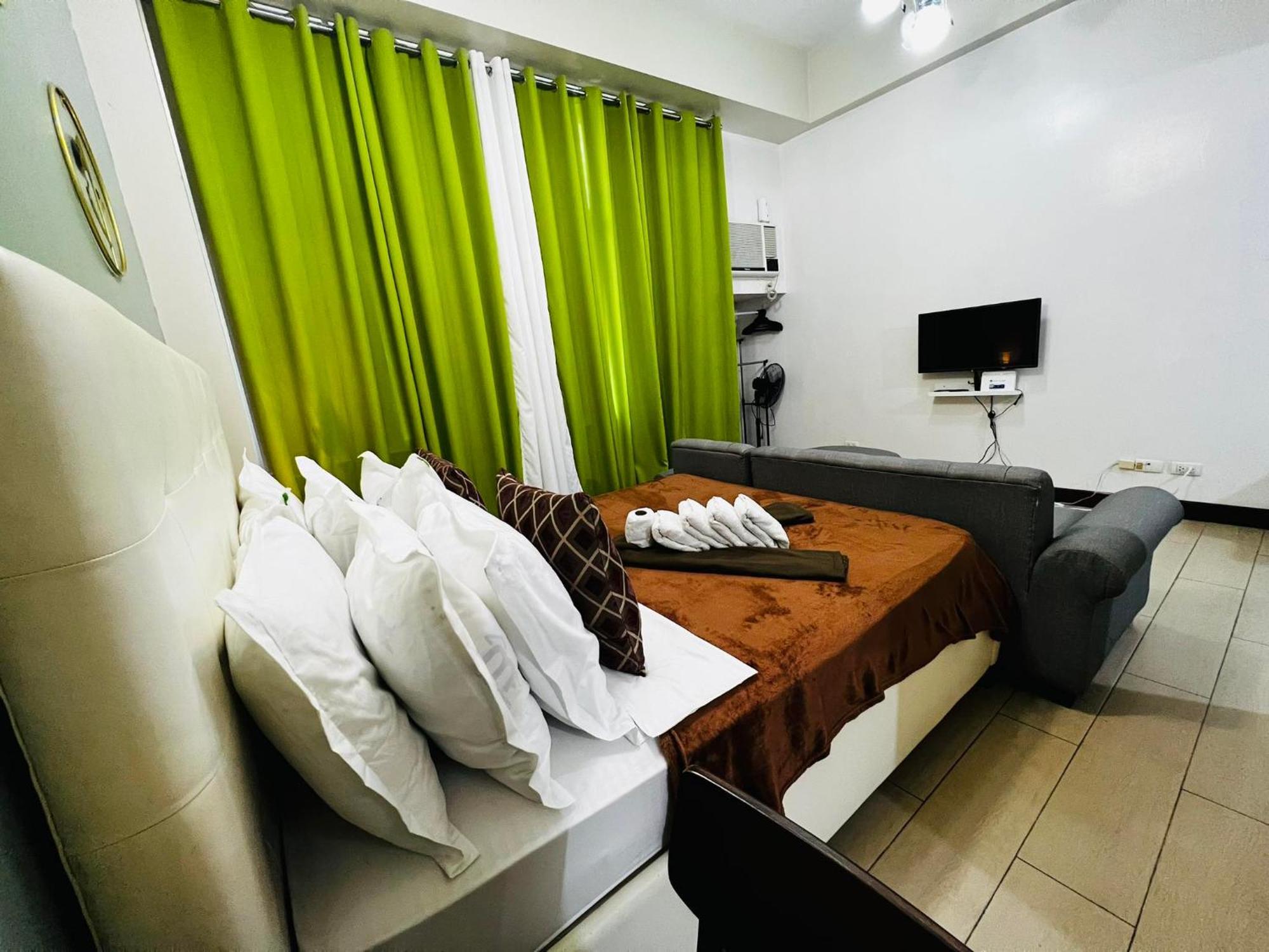One Palm Tree Villas Condominium - Studio 2Nd Fl With Balcony - Across Terminal 3 Airport Pasay Exterior photo