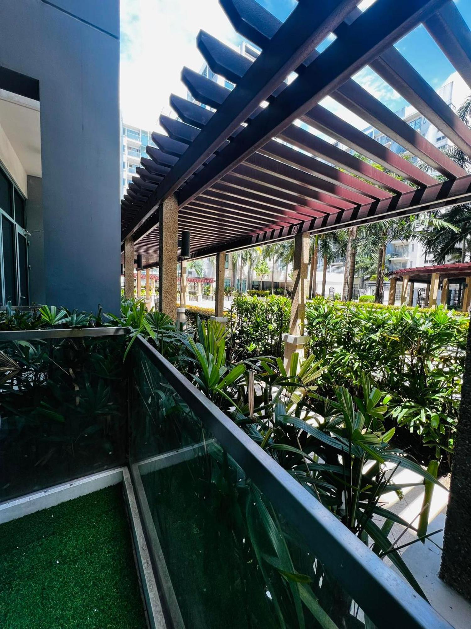 One Palm Tree Villas Condominium - Studio 2Nd Fl With Balcony - Across Terminal 3 Airport Pasay Exterior photo