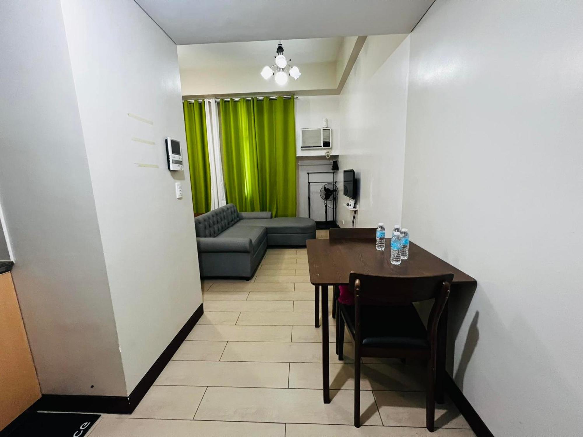 One Palm Tree Villas Condominium - Studio 2Nd Fl With Balcony - Across Terminal 3 Airport Pasay Exterior photo