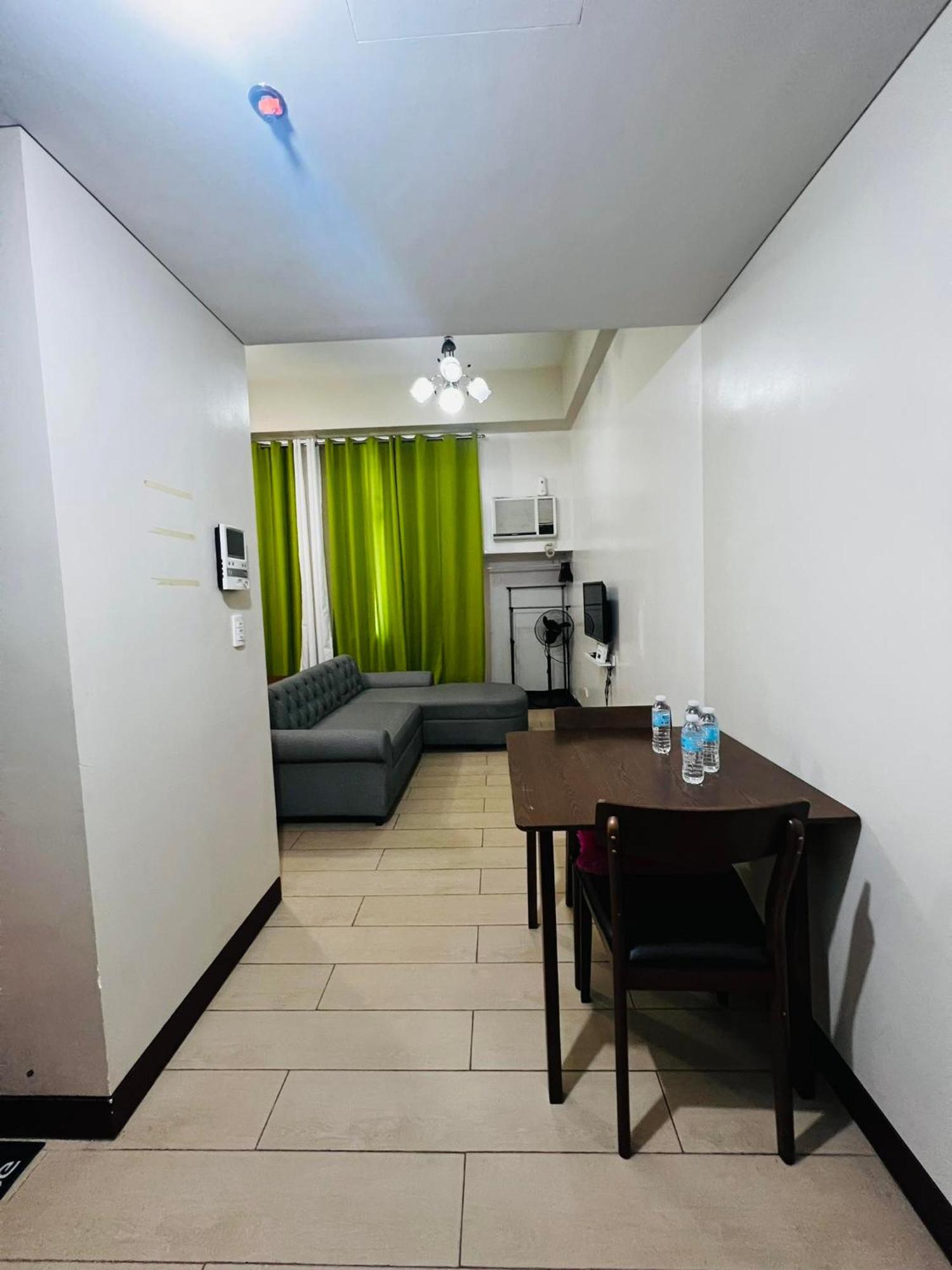 One Palm Tree Villas Condominium - Studio 2Nd Fl With Balcony - Across Terminal 3 Airport Pasay Exterior photo