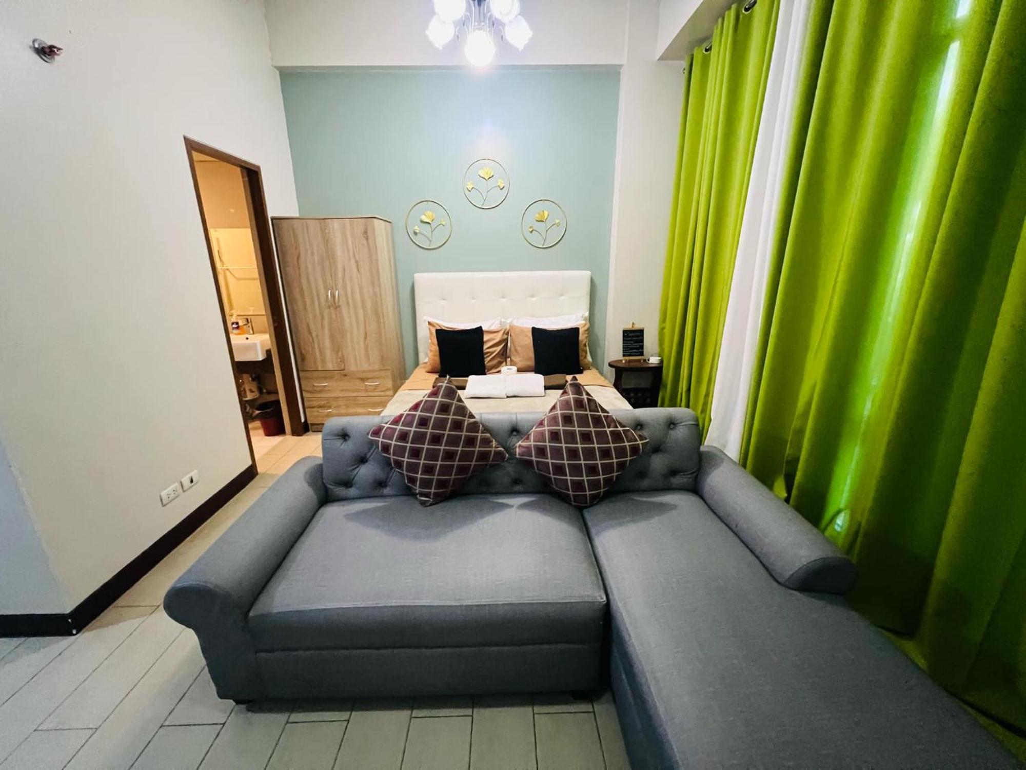 One Palm Tree Villas Condominium - Studio 2Nd Fl With Balcony - Across Terminal 3 Airport Pasay Exterior photo